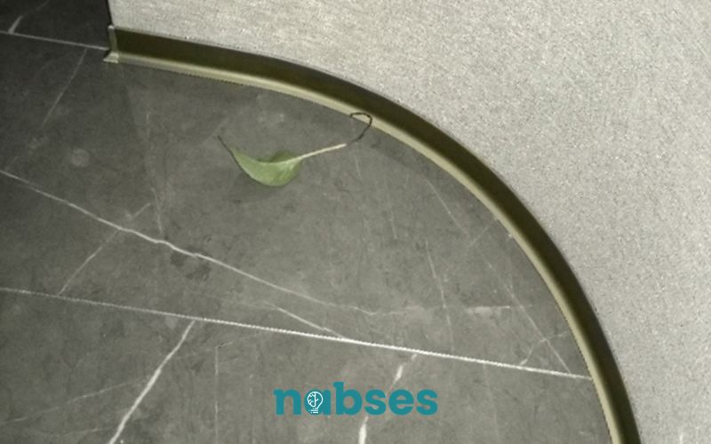 len chân tường nhôm