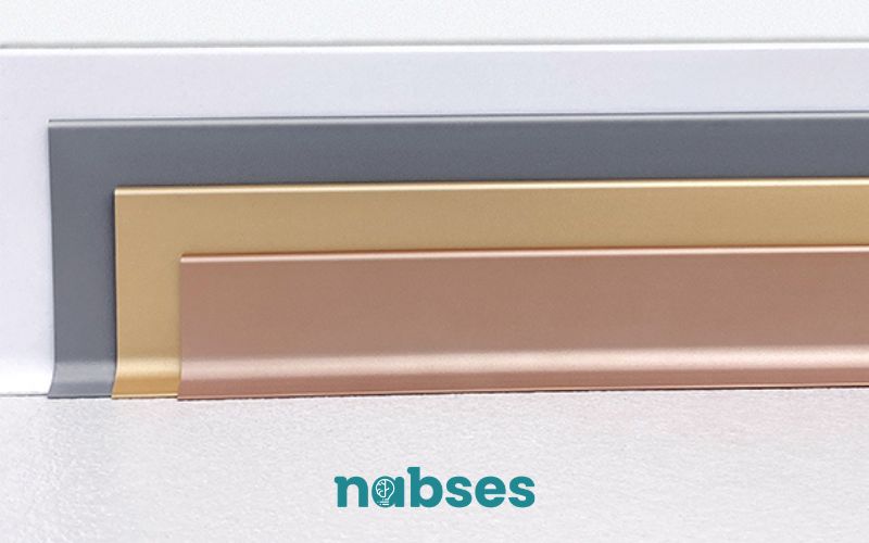 len nhôm chân tường