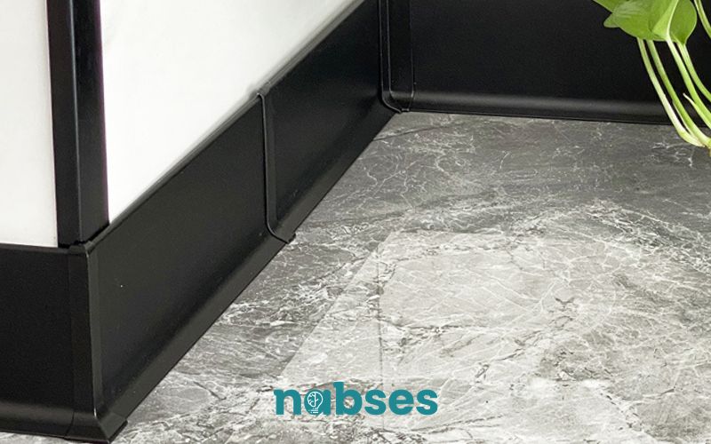 len nhôm chân tường